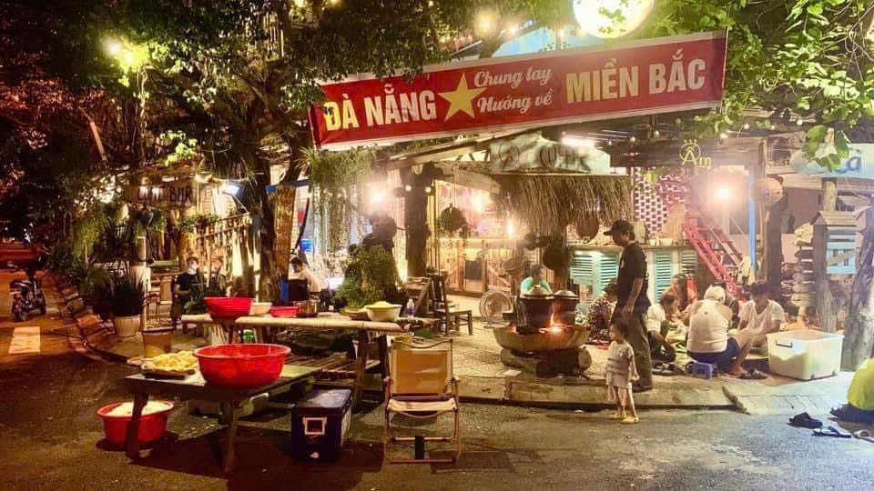 Người dân Đà Nẵng thức đêm để gói bánh ủng hộ đồng bào miền Bắc đang trong cơn bão lũ