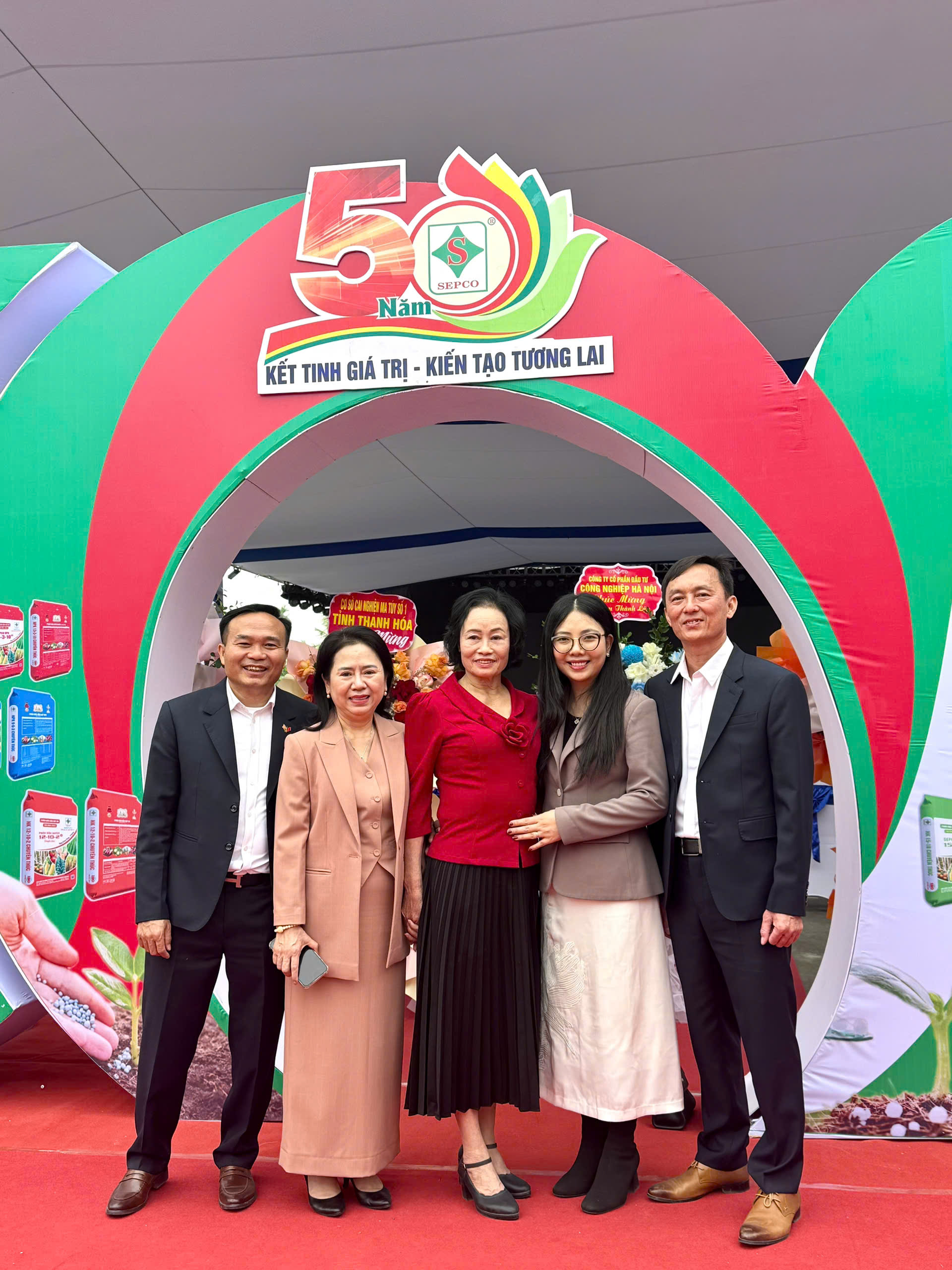 PGS.TS Nguyễn Thị Nga, Luật sư Thu và ông Nguyễn Hữu Minh cùng các đại biểu tại Lễ kỷ niệm 50 năm thành lập SEPCO